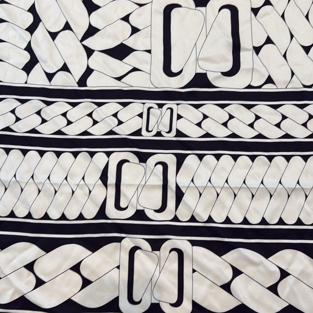 Hermès Clic, c'est noué Scarf! - Picture 7 of 13